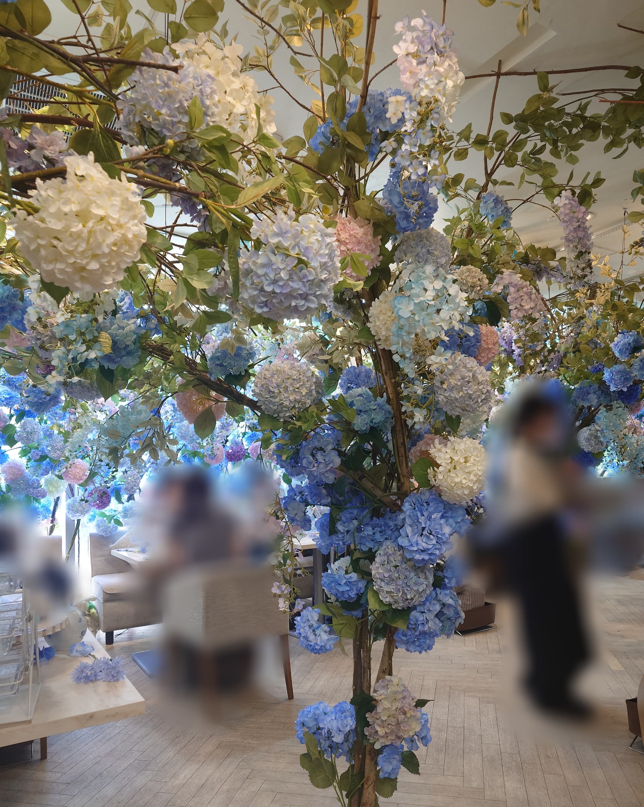 HAUTE COUTURE BRUNCH 紫陽花がディスプレイされた店内の様子