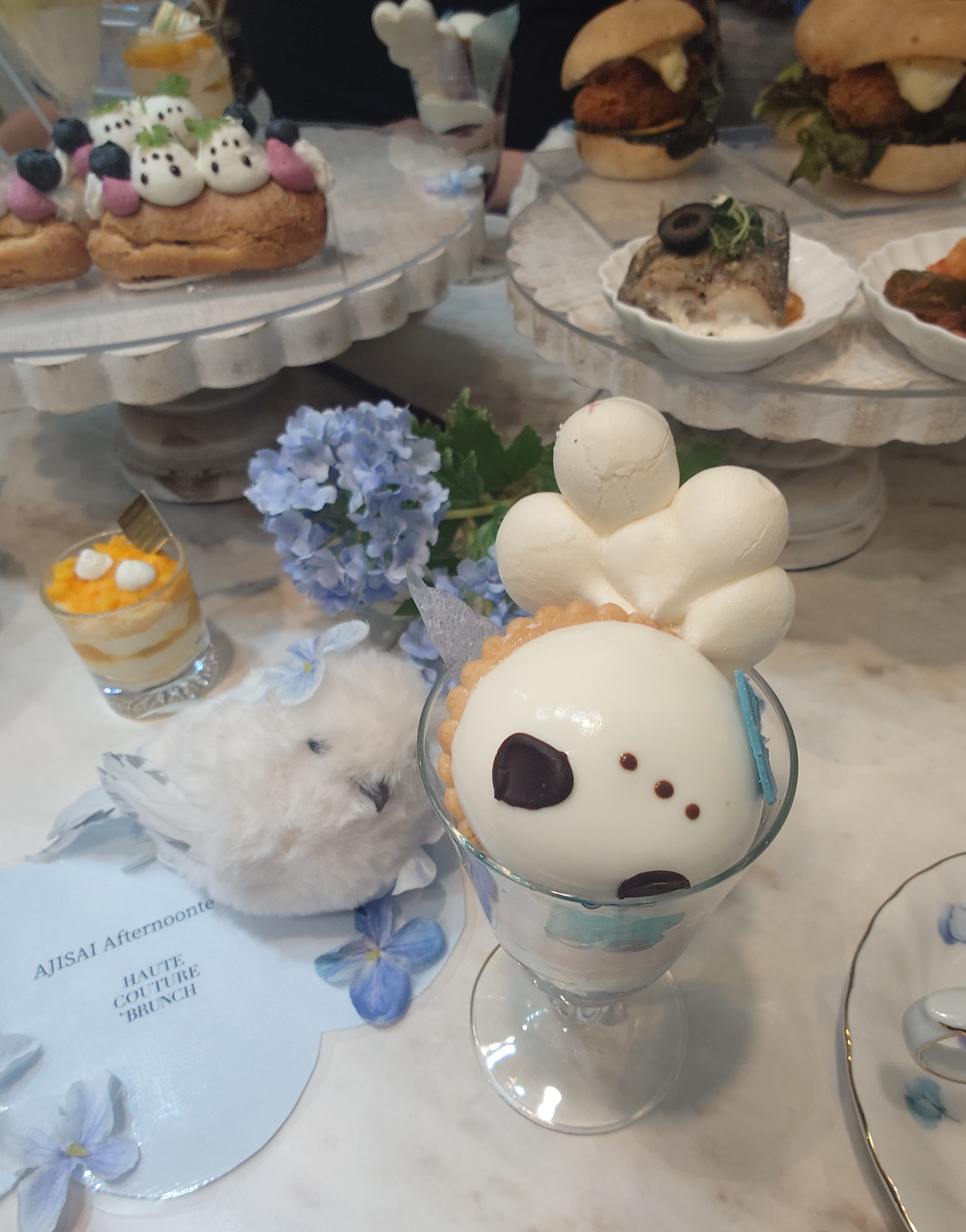 シマエナガのぬいぐるみと「紫陽花とひつじ雲が浮かぶぶどうとカシスのパフェ」
