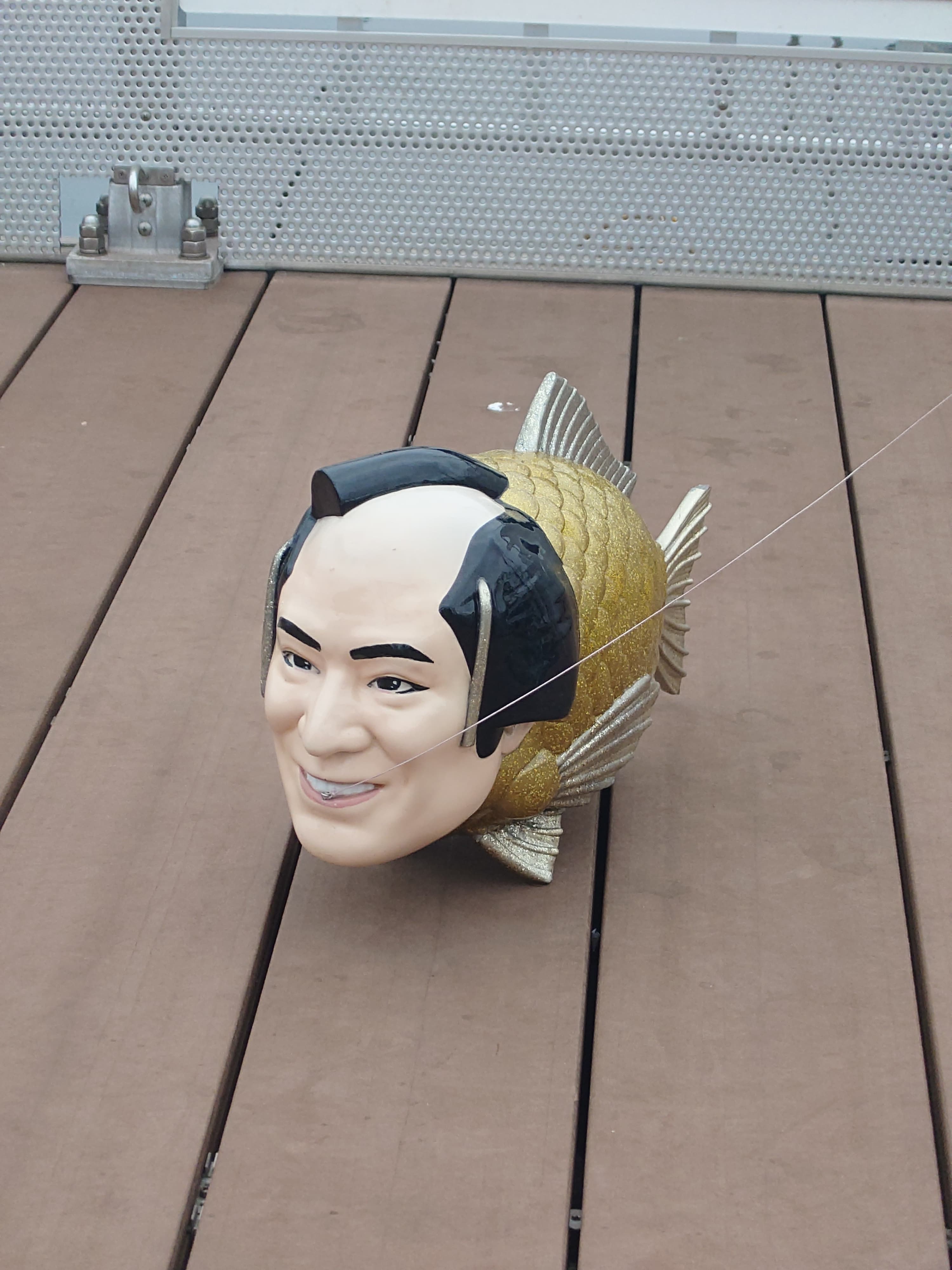 金色の魚の体にマツケンの顔が付いた魚