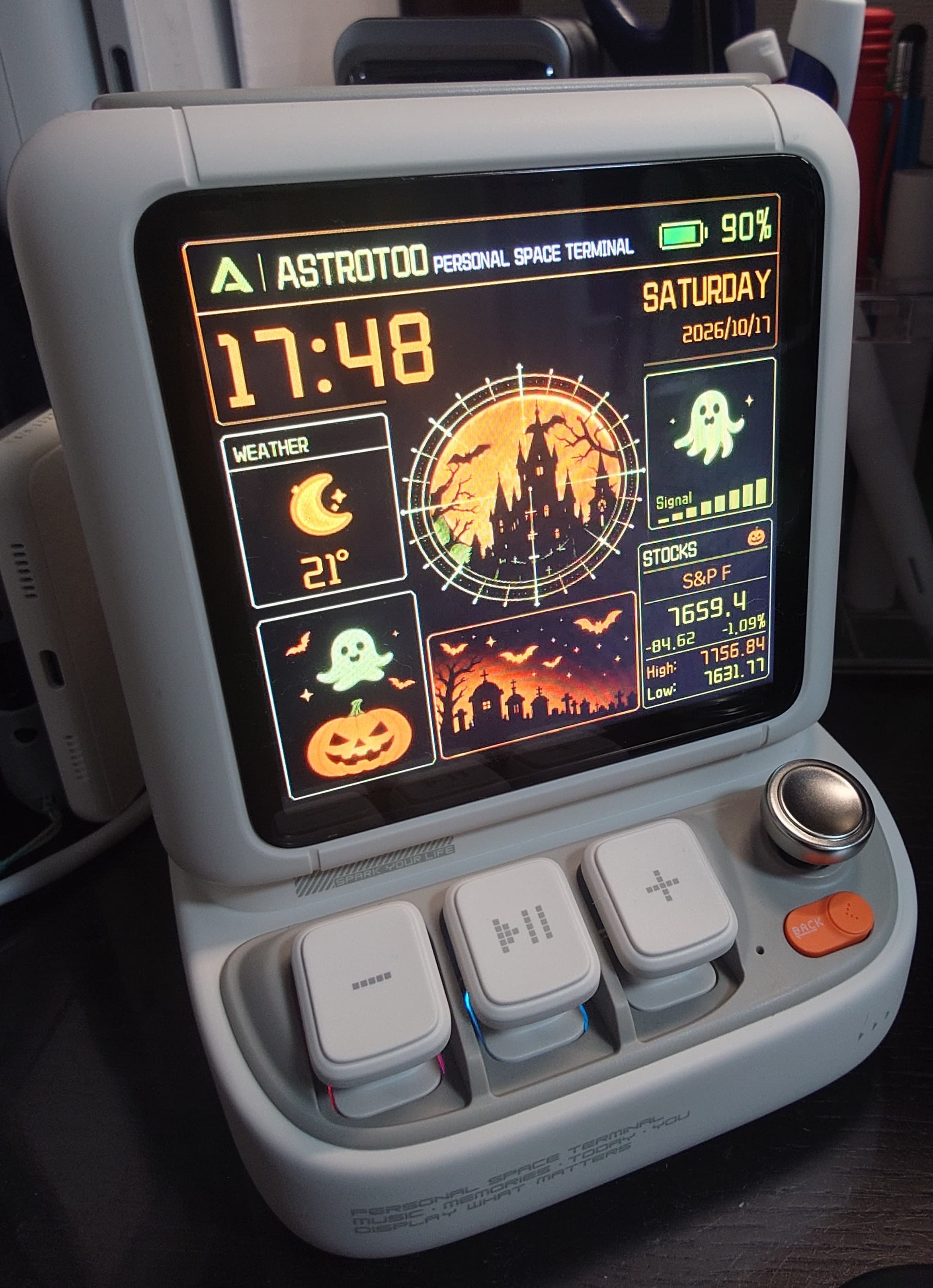 Divoom Astrotoo ハロウィン風のフェイスを表示しているところ